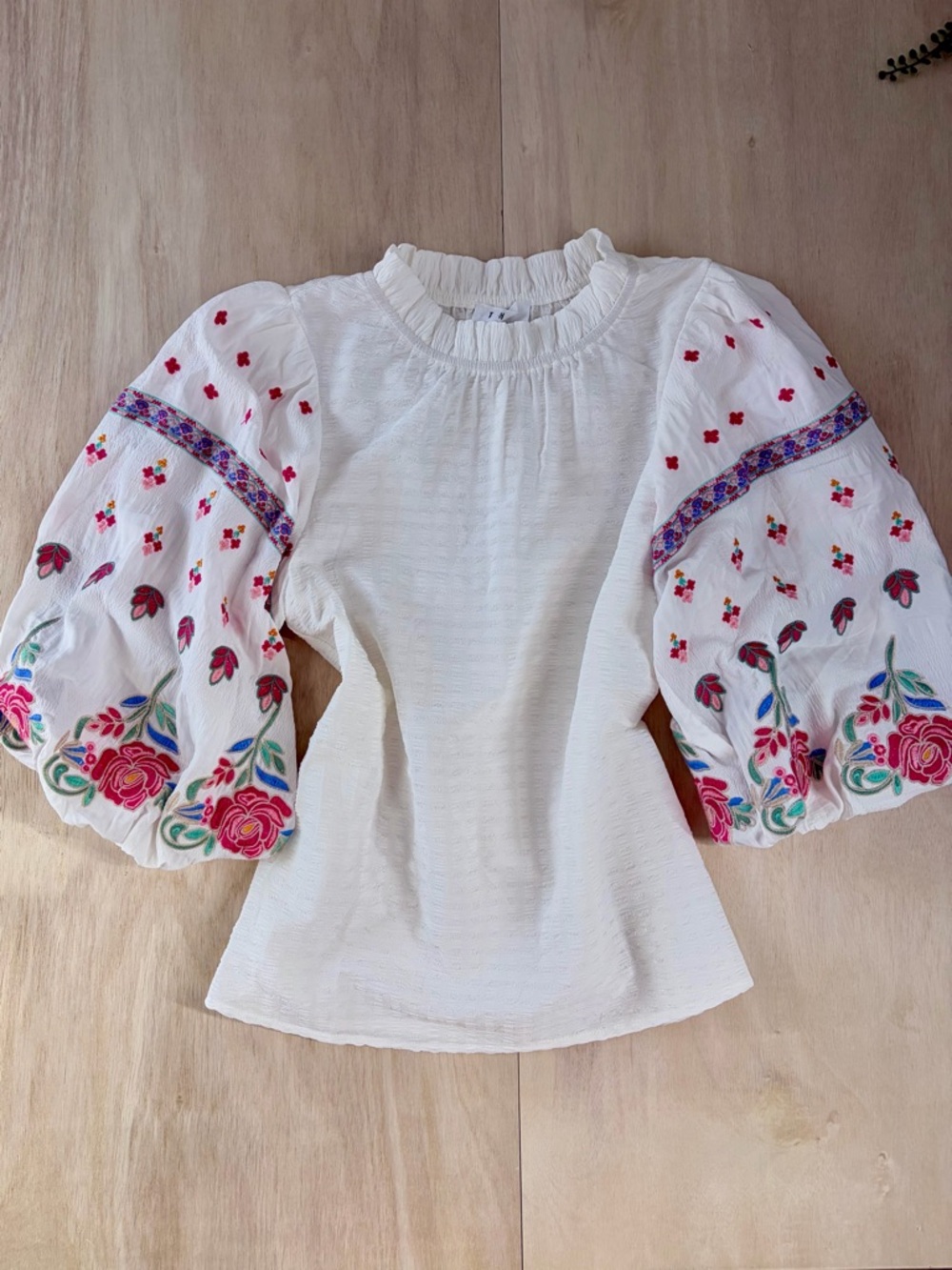 THML Boho White Peasant Top XS Pink Floral Embroidered Puff Sleeve